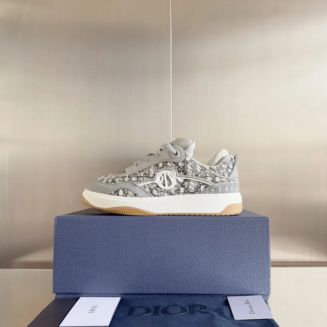 [DIOR] P: 820💰 Men's 39-44. (Male 38. 45. Customized) Dior Dior B9S series top version bread shoes casual sports shoes skate shoes original purchase development and production This new B9S skateboard sneakers are inspired by skateboarding and Dior's high-order spirit. Crafted from navy blue cotton tweed, the classic cannage pattern is reinterpreted with grained calfskin details in homage to Dior's savoir-faire. Padded tongue and technical fabric leg provide ideal comfort. Iconic details abound throughout the design, such as the Dior signature on the heel and tongue, cannage-patterned panels, and the rubber Dior Charm signature on the side inspired by the Dior logo. The rubber soles engraved with Oblique printing with a gradient effect are more refined and can add a high-end temperament to various looks. Exquisite packaging at the delivery counter🛍📦 ▪️Fabric: Original customized first-layer cowhide + tweed ▪️Inner lining: Customized breathable lining ▪️Outsole: Original open-molded anti-slip TPU material ▪️Sole thickness: 3.5CM.